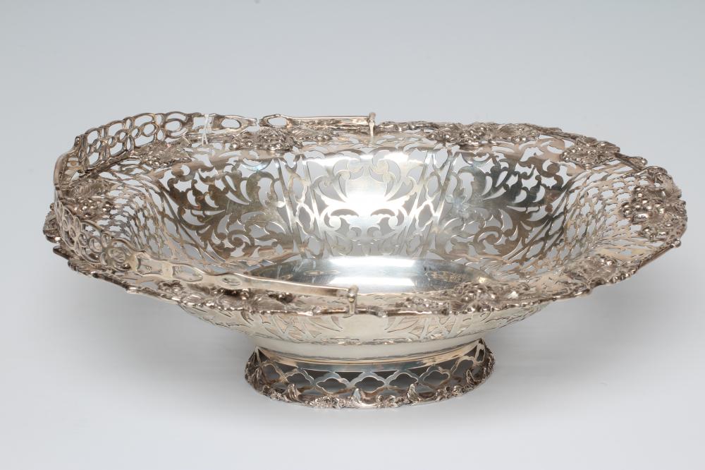 AN EDWARDIAN SILVER BASKET Image
