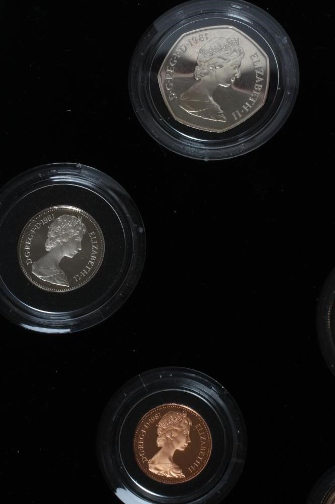 AN ELIZABETH II COMMEMORATIVE GOLD & SILVER PROOF COIN COLLECTION Image