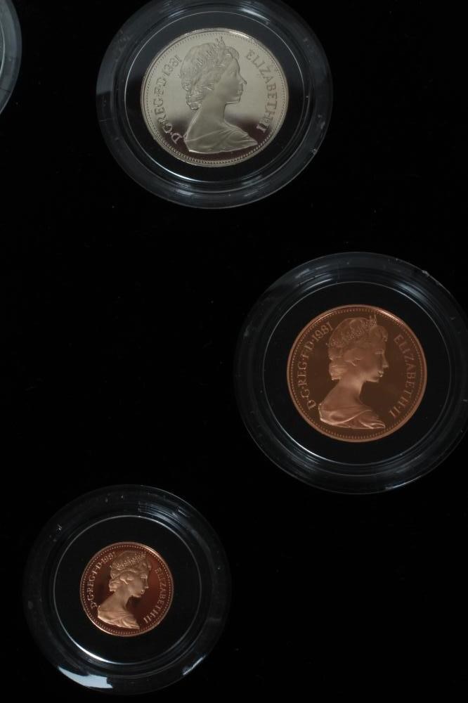 AN ELIZABETH II COMMEMORATIVE GOLD & SILVER PROOF COIN COLLECTION Image