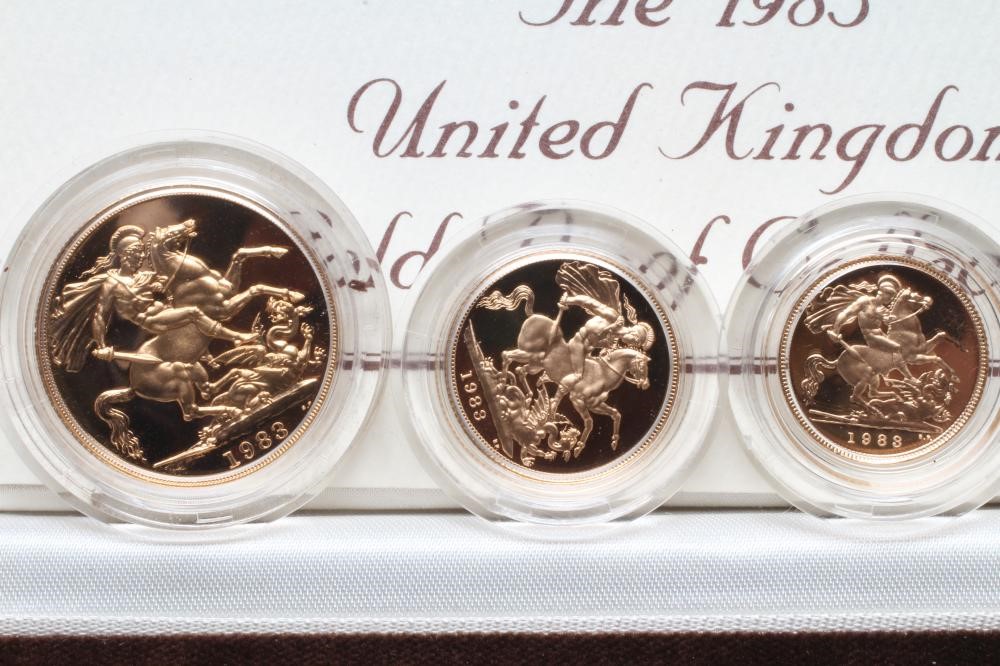 AN ELIZABETH II GOLD PROOF THREE COIN COLLECTION Image