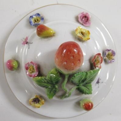 A PAIR OF MEISSEN PORCELAIN CABINET CUPS AND SAUCERS Image