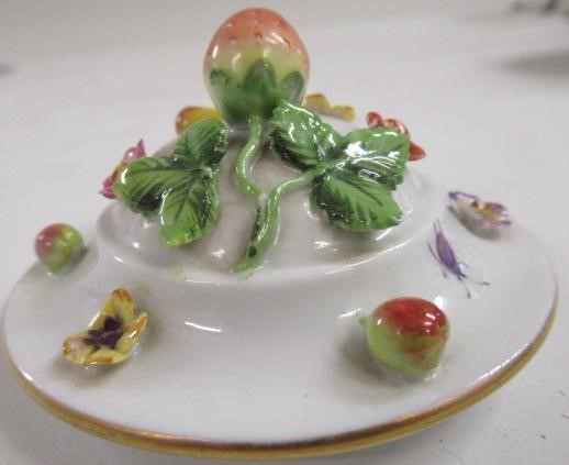 A PAIR OF MEISSEN PORCELAIN CABINET CUPS AND SAUCERS Image