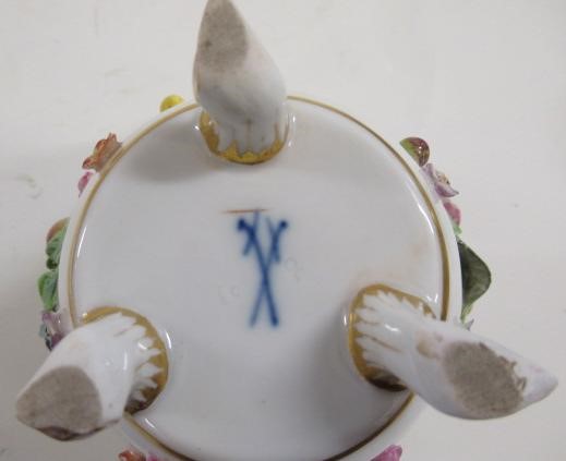 A PAIR OF MEISSEN PORCELAIN CABINET CUPS AND SAUCERS Image