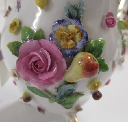 A PAIR OF MEISSEN PORCELAIN CABINET CUPS AND SAUCERS Image