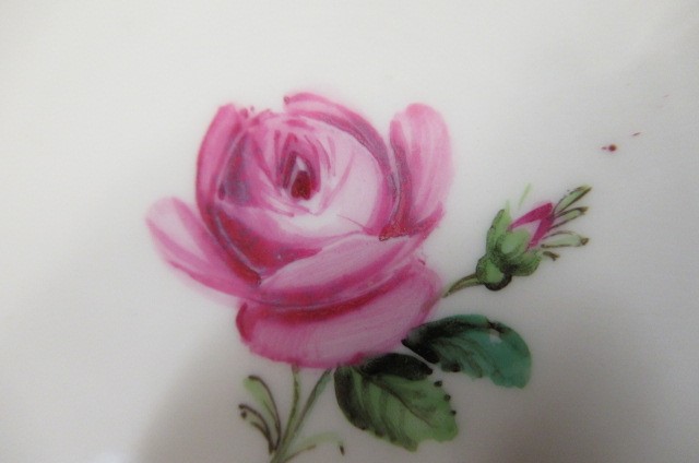 A PAIR OF MEISSEN PORCELAIN CABINET CUPS AND SAUCERS Image