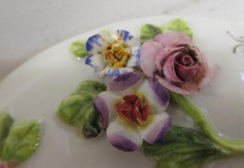 A PAIR OF MEISSEN PORCELAIN CABINET CUPS AND SAUCERS Image