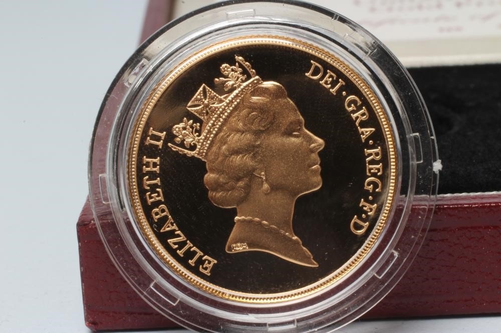 AN ELIZABETH II GOLD PROOF THREE COIN SET Image