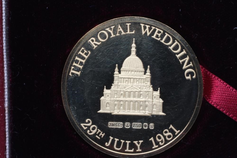 A 1981 ROYAL WEDDING 18CT GOLD MEDALLION Image