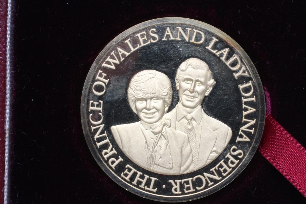 A 1981 ROYAL WEDDING 18CT GOLD MEDALLION Image