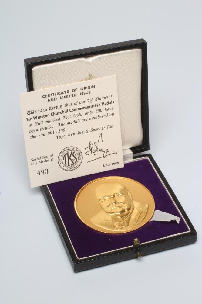 A CHURCHILL 22CT GOLD COMMEMORATIVE MEDAL Image