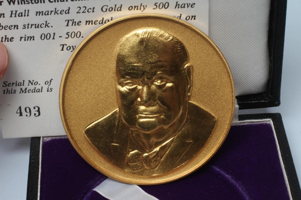 A CHURCHILL 22CT GOLD COMMEMORATIVE MEDAL Image
