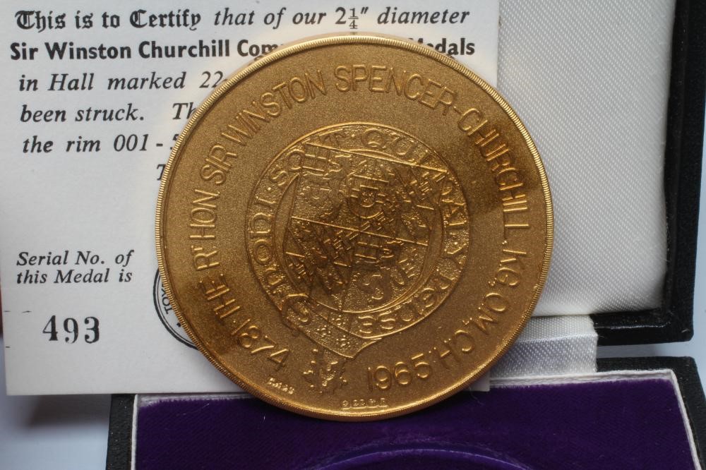 A CHURCHILL 22CT GOLD COMMEMORATIVE MEDAL Image