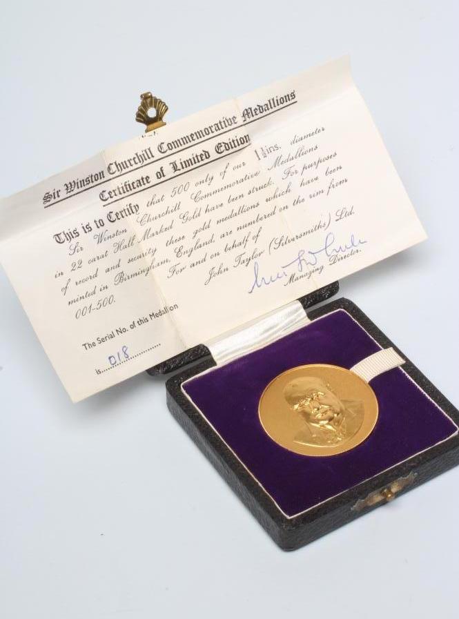 A CHURCHILL 22CT GOLD COMMEMORATIVE MEDALLION Image