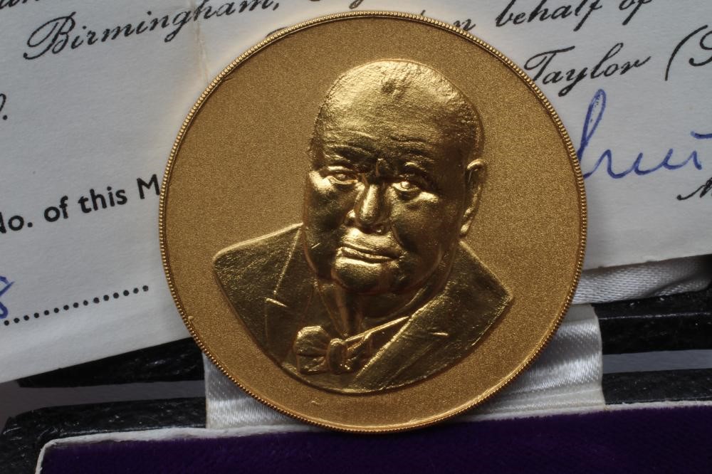 A CHURCHILL 22CT GOLD COMMEMORATIVE MEDALLION Image