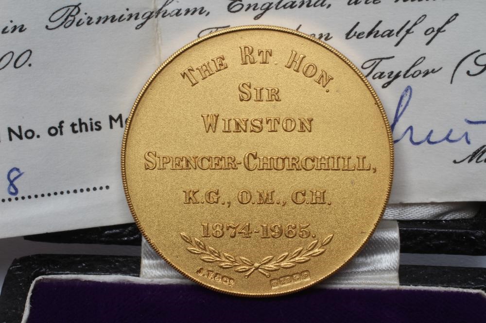 A CHURCHILL 22CT GOLD COMMEMORATIVE MEDALLION Image