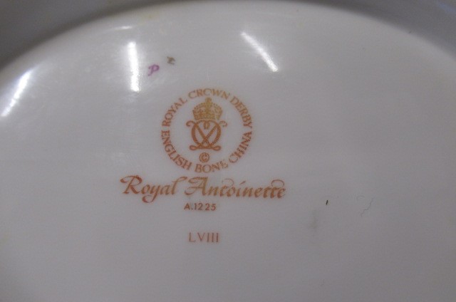 AN EXTENSIVE ROYAL CROWN DERBY ROYAL ANTOINETTE PATTERN CHINA DINNER SERVICE Image