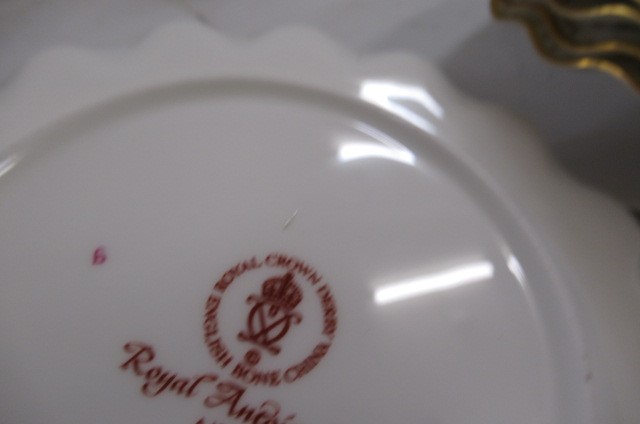 AN EXTENSIVE ROYAL CROWN DERBY ROYAL ANTOINETTE PATTERN CHINA DINNER SERVICE Image