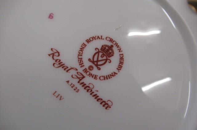 AN EXTENSIVE ROYAL CROWN DERBY ROYAL ANTOINETTE PATTERN CHINA DINNER SERVICE Image