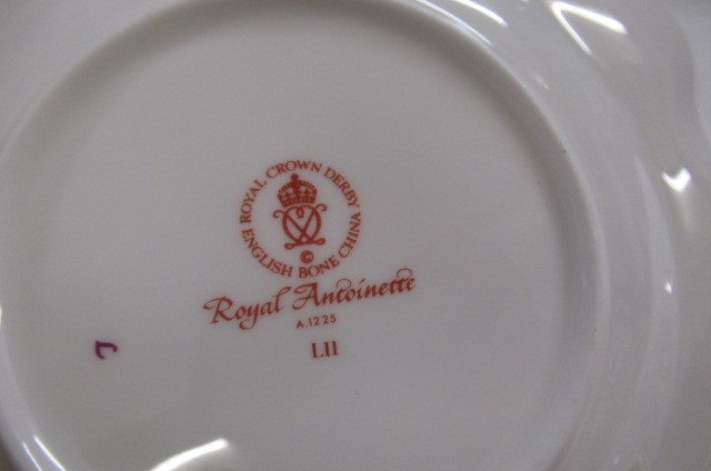 AN EXTENSIVE ROYAL CROWN DERBY ROYAL ANTOINETTE PATTERN CHINA DINNER SERVICE Image