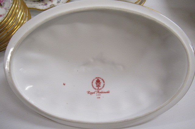 AN EXTENSIVE ROYAL CROWN DERBY ROYAL ANTOINETTE PATTERN CHINA DINNER SERVICE Image
