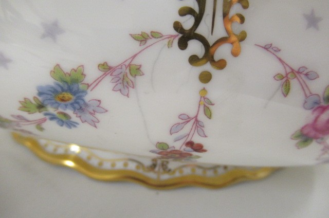 AN EXTENSIVE ROYAL CROWN DERBY ROYAL ANTOINETTE PATTERN CHINA DINNER SERVICE Image