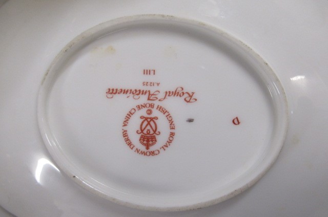 AN EXTENSIVE ROYAL CROWN DERBY ROYAL ANTOINETTE PATTERN CHINA DINNER SERVICE Image