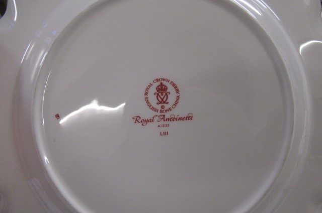 AN EXTENSIVE ROYAL CROWN DERBY ROYAL ANTOINETTE PATTERN CHINA DINNER SERVICE Image