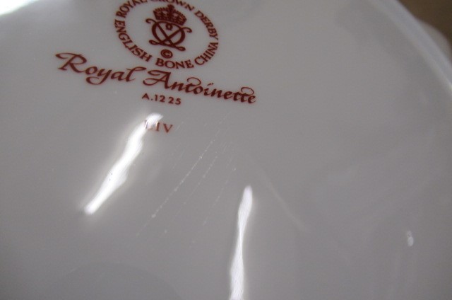 AN EXTENSIVE ROYAL CROWN DERBY ROYAL ANTOINETTE PATTERN CHINA DINNER SERVICE Image