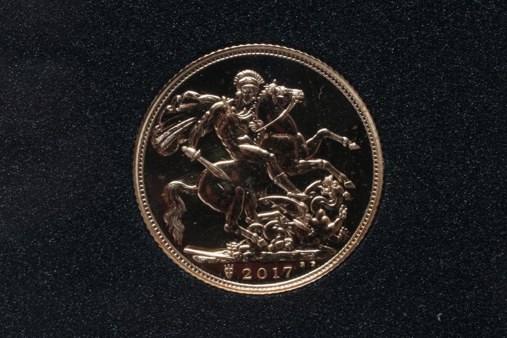 AN ELIZABETH II "200TH ANNIVERSARY DATESTAMP" SOVEREIGN Image