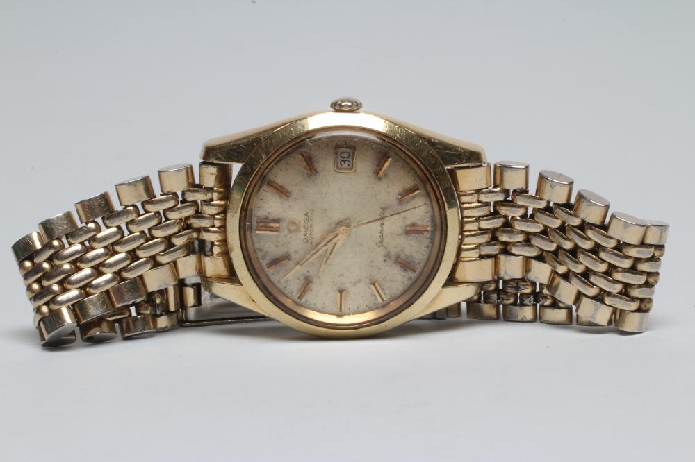 A GENTLEMAN'S OMEGA AUTOMATIC SEAMASTER WRISTWATCH Image