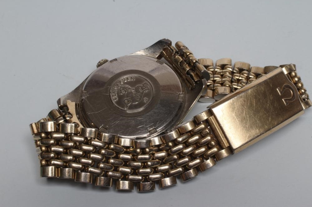 A GENTLEMAN'S OMEGA AUTOMATIC SEAMASTER WRISTWATCH Image