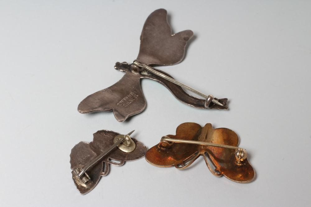 A STERLING SILVER AND ENAMEL DRAGONFLY BROOCH with green wings and tail and yellow thorax Image