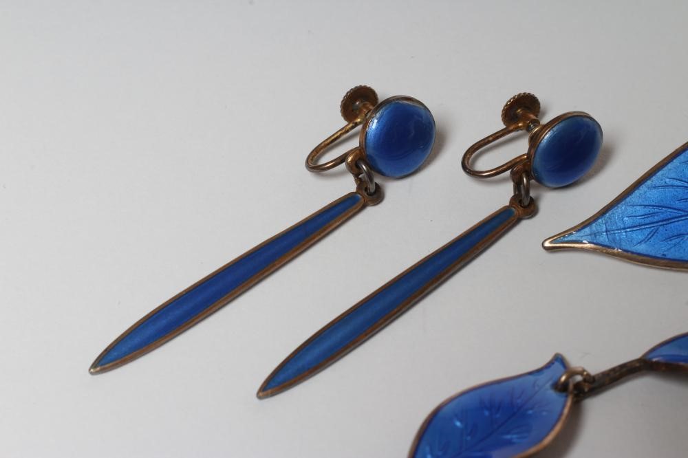 A DAVID ANDERSON NORWEGIAN SILVER GILT AND BLUE ENAMEL LEAF SUITE Image