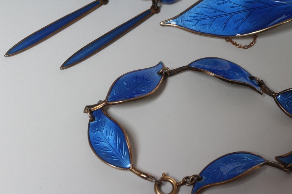 A DAVID ANDERSON NORWEGIAN SILVER GILT AND BLUE ENAMEL LEAF SUITE Image