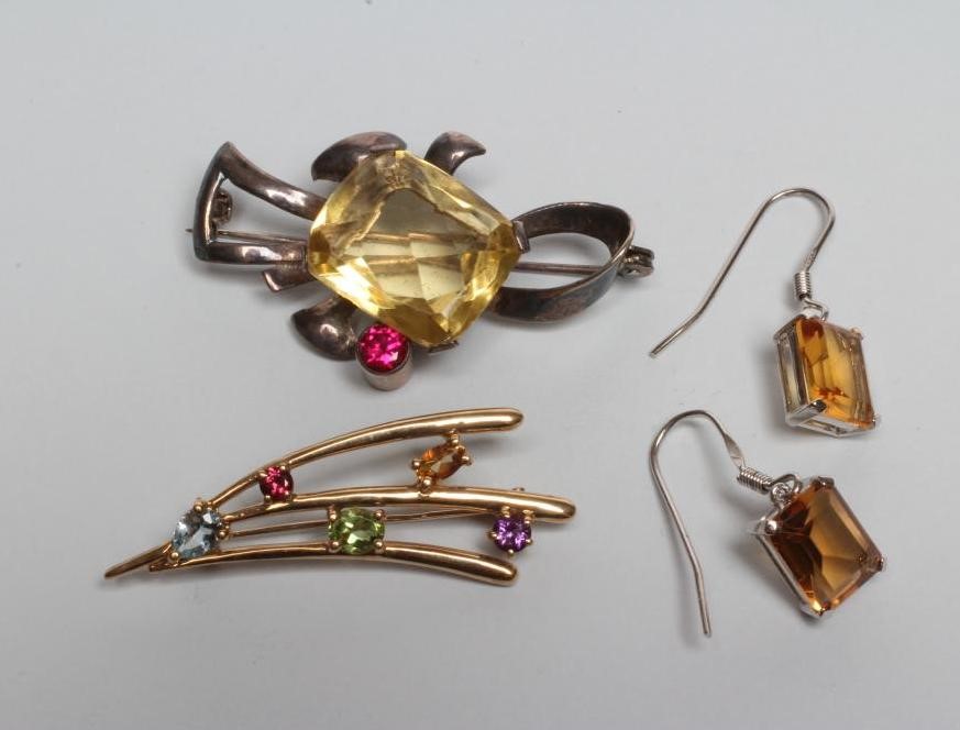 A 9CT GOLD BROOCH Image