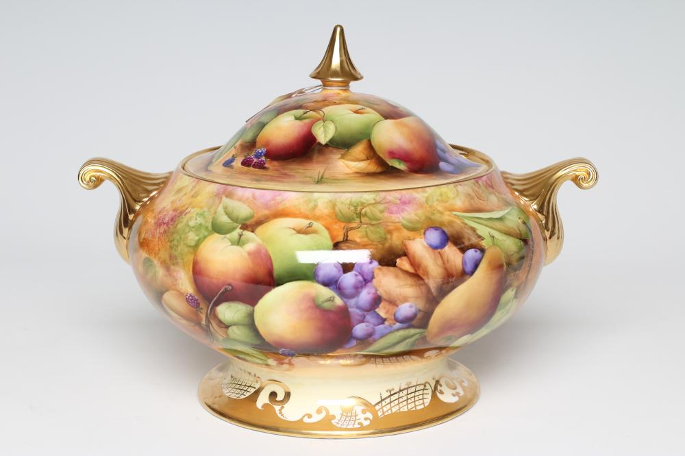 A LARGE COALPORT CHINA SOUP TUREEN AND COVER Image
