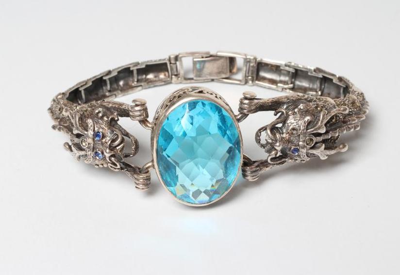 A SILVER BRACELET Image