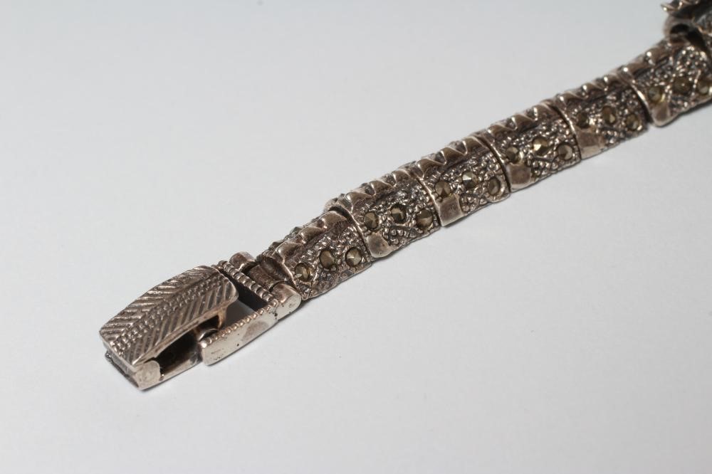 A SILVER BRACELET Image