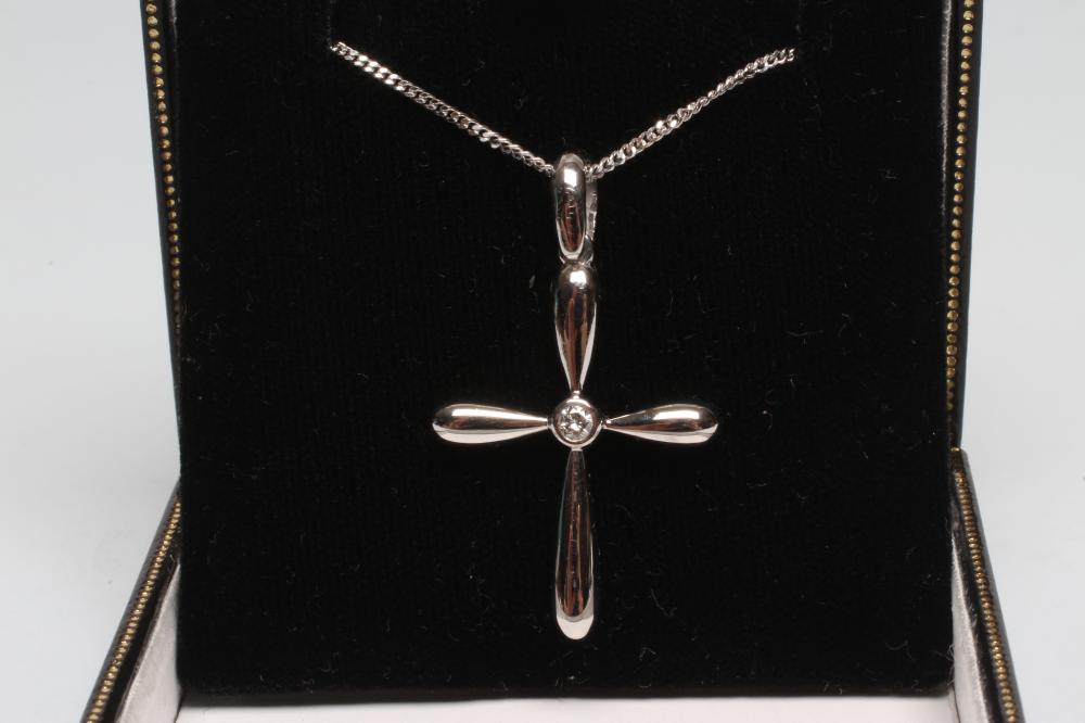 AN 18CT WHITE GOLD CROSS PENDANT Image