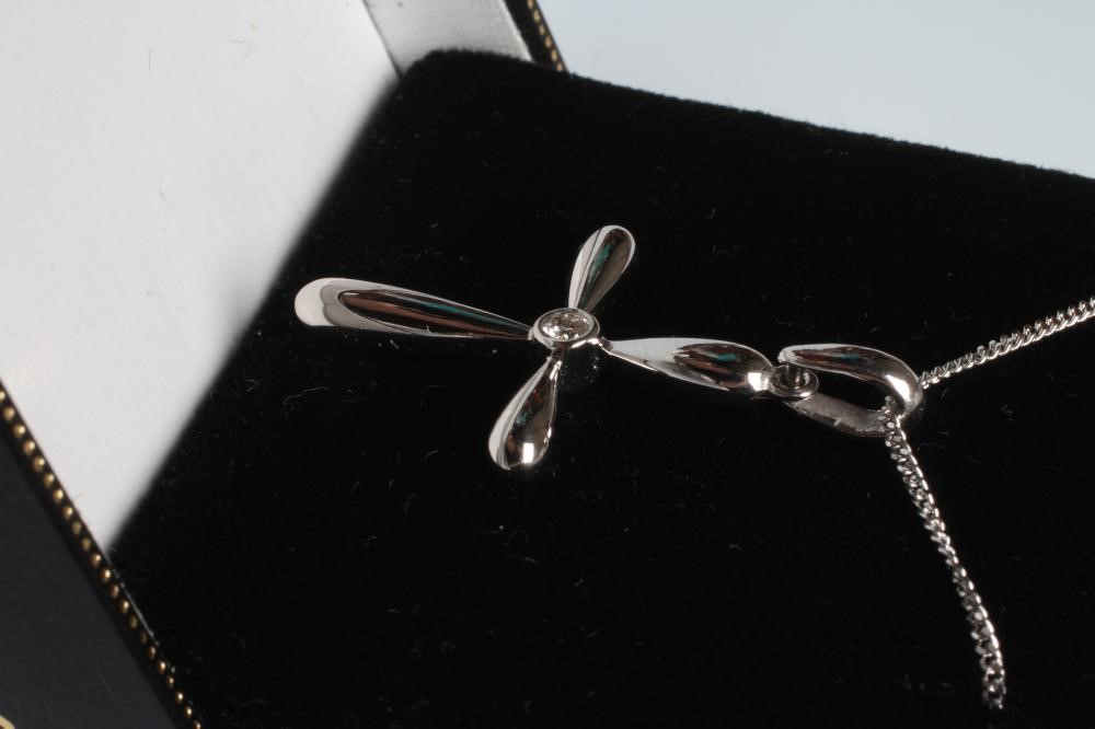 AN 18CT WHITE GOLD CROSS PENDANT Image