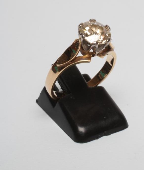 A SOLITAIRE DIAMOND RING Image