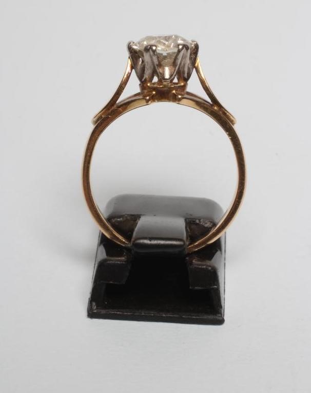 A SOLITAIRE DIAMOND RING Image