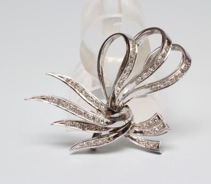 A DIAMOND BROOCH Image