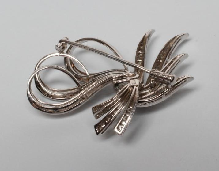 A DIAMOND BROOCH Image