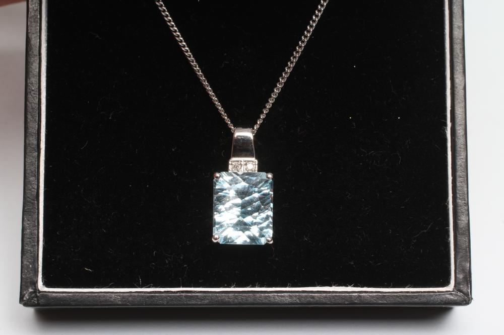 AN AQUAMARINE PENDANT Image