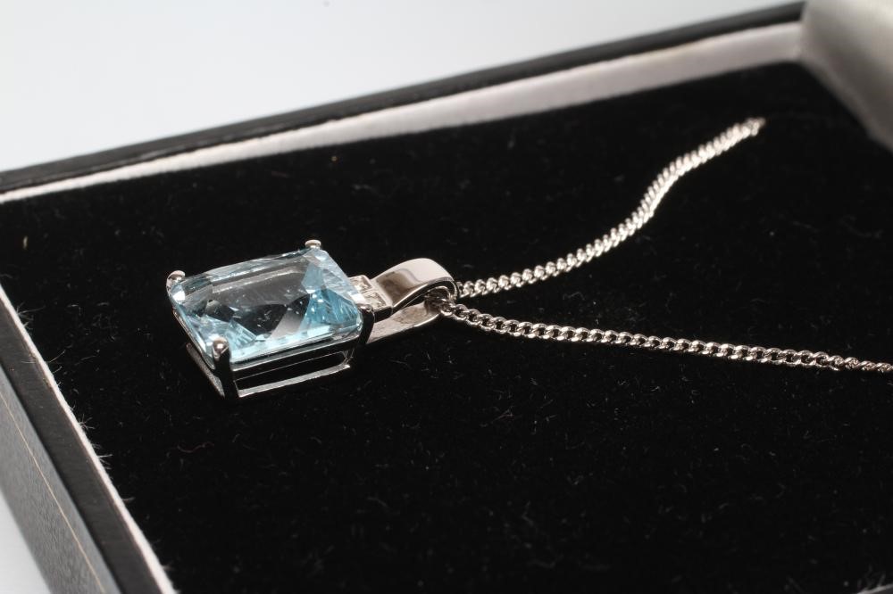 AN AQUAMARINE PENDANT Image