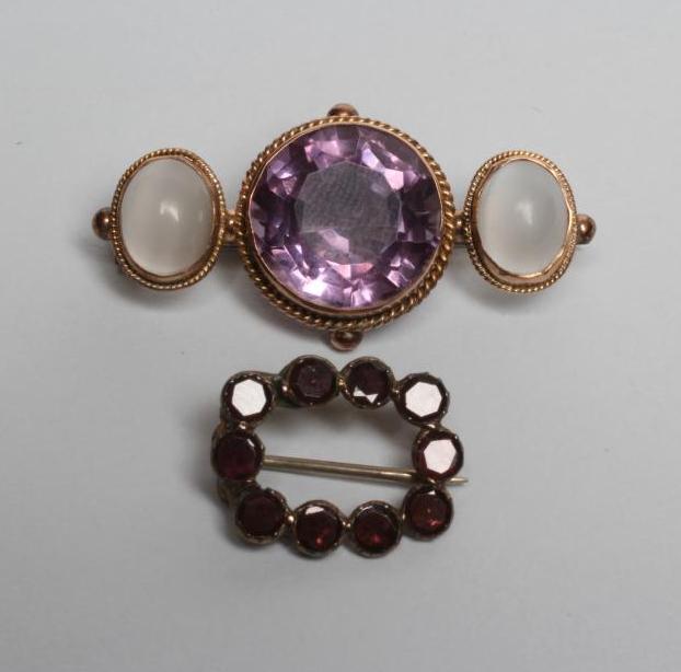 A VICTORIAN AMETHYST AND MOONSTONE BROOCH Image