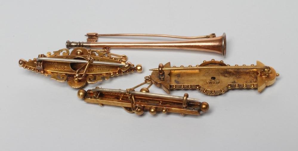 A LATE VICTORIAN 15CT GOLD BROOCH of eliptical form centred by a gypsy set diamond within filigree Image