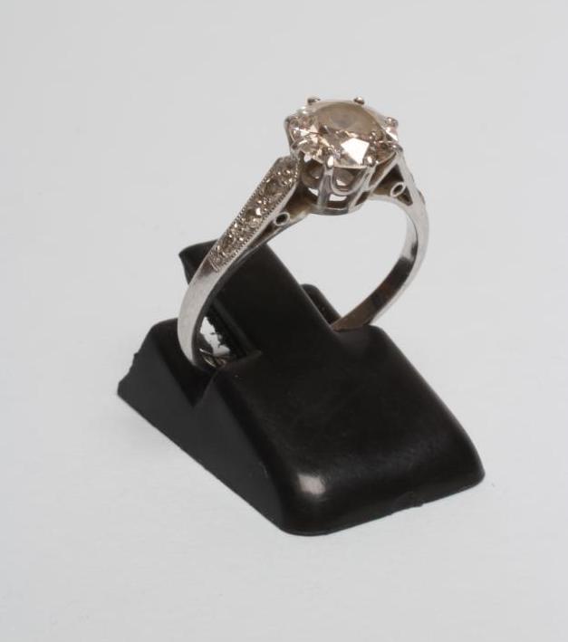 A SOLITAIRE DIAMOND RING Image