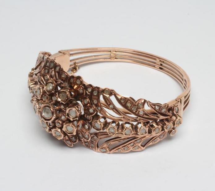 A VICTORIAN DIAMOND BANGLE Image